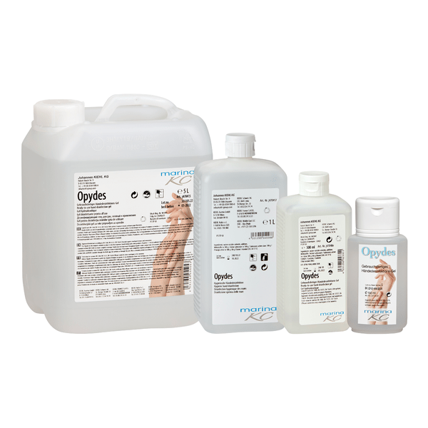 Na obrázku jsou čtyři čiré lahve Kiehl Opydes Hygienische Händedesinfektion od společnosti Johannes Kiehl KG v různých velikostech v řadě. Nesou bílý a modrý nápis s ručními symboly pro hygienickou dezinfekci rukou a redukci choroboplodných zárodků.