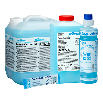 Na obrázku jsou čtyři balení čističe Kiehl Econa-Konzentrat Allround-Reiniger od společnosti Johannes Kiehl KG v různých velikostech: velký džbán, střední a malé lahve a jednorázový sáček, všechny s bílo-modrými etiketami.