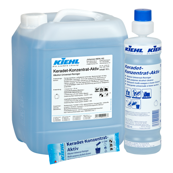 Zwei Gebinde (ein 10-Liter-Kanister und eine kleinere Flasche) sowie ein blauer Einwegbeutel Kiehl Keradet-Aktiv Alkohol-Universal-Reiniger der Johannes Kiehl KG, mit deutschem Etikett und für alle Oberflächen geeignet.