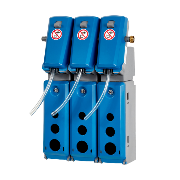 Tři Kiehl DosiStation 3P-4 L Multidávkovací zařízení od Johannes Kiehl KG, nástěnné pro plnění lahví, s třemi dávkovacími úseky pro různé produkty a průhlednými hadicemi, jsou na přední straně opatřeny varovným štítkem "Žádný přístup".