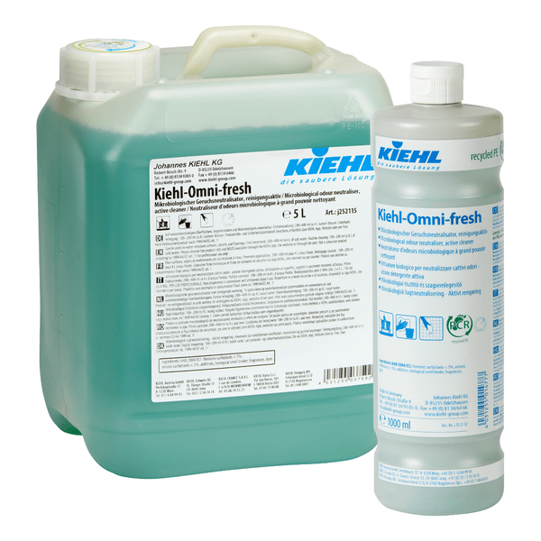 Průhledná 5litrová nádoba a 1litrová láhev Kiehl Omni-fresh mikrobiologický neutralizátor zápachu, čisticí aktivní od Johannes Kiehl KG, obě s bílým víkem a modrou etiketou s brandingem a informacemi o produktu.