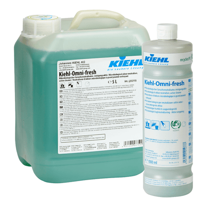 Průhledná 5litrová nádoba a 1litrová láhev Kiehl Omni-fresh mikrobiologický neutralizátor zápachu, čisticí aktivní od Johannes Kiehl KG, obě s bílým víkem a modrou etiketou s brandingem a informacemi o produktu.