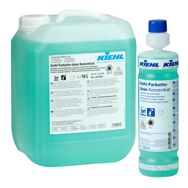 Šest 1litrových lahví koncentrátu na čištění dřevěných podlah a laminátu Kiehl-Parketto-clean od společnosti Johannes Kiehl KG, každá s modro-bílou etiketou a modrým uzávěrem, zabalené v kartonu.