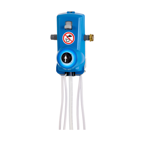 Der Kiehl DosiJet-Select 4P-4L der Johannes Kiehl KG ist ein blaues, wandmontiertes Multidosiergerät für 4 Produkte (max. 4 L/min). Sie verfügt über einen Drehknopf, weiße Schläuche unten, grauen Auslauf links, Messinganschluss rechts und das "Nicht trinken"-Symbol vorne.