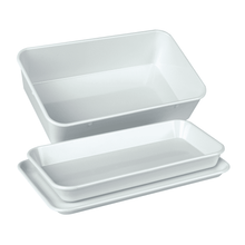 Ein Set aus drei übereinander gestapelten weißen, rechteckigen Instrumententabletts von Servoprax GmbH, bestehend aus einem oberen Tablett mit höheren Kanten (190 x 150 x 40 mm) und zwei flacheren Tabletts mit flachem Boden. Ideal zum Ordnen Ihrer wichtigen Utensilien in einem schlanken, hitzebeständigen Design.