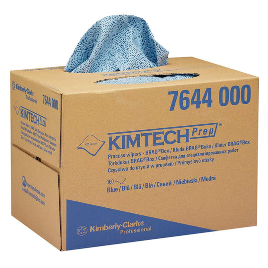 Modrá vzorovaná procesní utěrka Kimtech® se vydává z hnědé krabice BRAG™ společnosti Kimberly-Clark GmbH (1 krabice × 160 utěrek). Na krabici jsou uvedeny informace o produktu a je ideální pro průmyslové čištění.