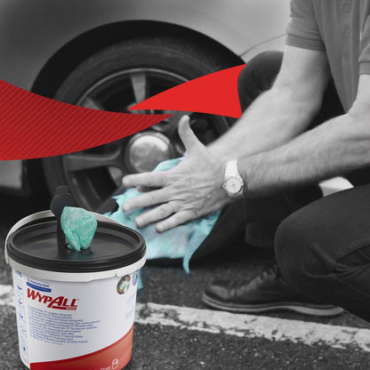 Osoba klečí, aby čistila kola automobilu zelenými utěrkami WypAll® od Kimberly-Clark GmbH. V popředí je viditelný kontejner s 6 kbelíky x 90 listů. Černobílé pozadí má výrazný červený grafický akcent.