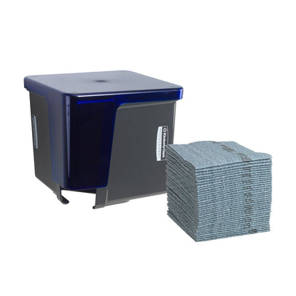 Šedý dávkovač Kimberly-Clark Professional™ od Kimberly-Clark GmbH stojí vedle čisté hromádky čtvrtinově složených ubrousků, které umožňují hygienické vyjmutí. Oba prvky jsou umístěny před jednoduchým bílým pozadím.