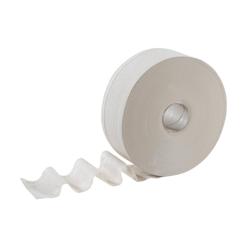 Jumbo role toaletního papíru Hostess™ NATURA od společnosti Kimberly-Clark GmbH (525 m, 6 rolí/karton) je zobrazena na bílém pozadí, přičemž list papíru je odvinutý a ohýbá se dopředu.