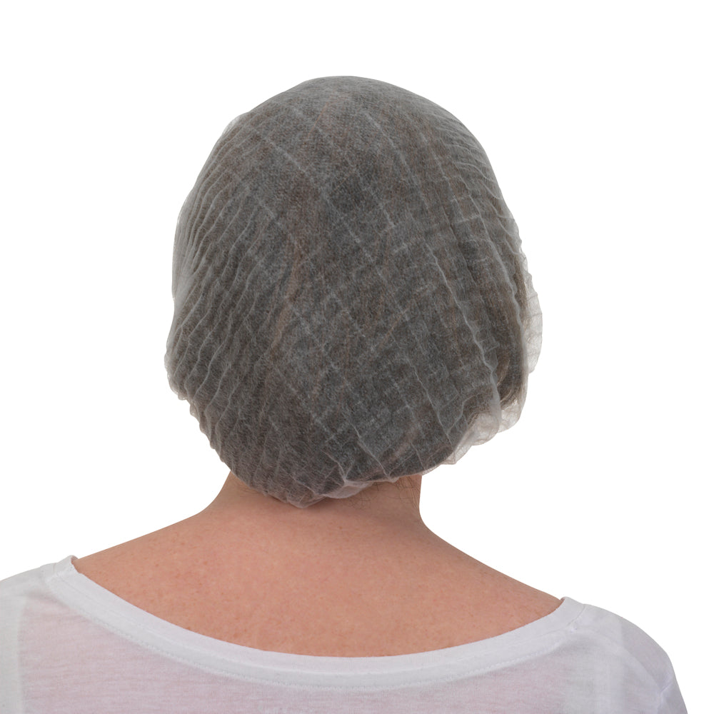 Eine Person mit dunklen Haaren, von hinten gesehen, trägt eine KleenGuard® A10 Leichte Haube mit Gummizug (weiß) von Kimberly-Clark GmbH und ein weißes Hemd und steht vor einem einfarbig weißen Hintergrund.