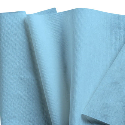 Několik překrývajících se, částečně složených utěrek WypAll® X60 General Clean od Kimberly-Clark GmbH (velká role/modrá) je rozloženo a ukazuje svou strukturovanou povrchovou úpravu - ideální pro profesionální úklid.