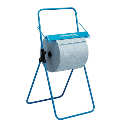 Modrý kovový stojan drží velkou roli WypAll® X60 General Clean (1 role x 500 listů, modrá) od Kimberly-Clark GmbH, ideální pro profesionální úklid. Stojan má šikmé nohy pro stabilitu a vodorovnou tyč, na které je role částečně rozvinutá.