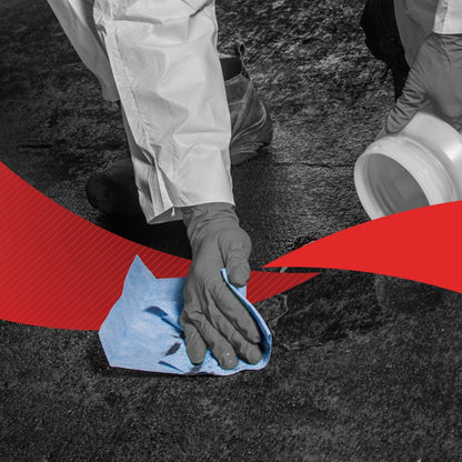 Osoba v ochranném oblečení čistí tmavou podlahu modrou utěrkou WypAll® X60 General Clean Central Extract (1 role, 150 listů) od společnosti Kimberly-Clark GmbH. Bílý kontejner a červené grafiky zdůrazňují efektivní centrální odběr.