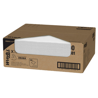 Ein brauner Karton mit der Aufschrift "WypAll® X70 PowerClean" von Kimberly-Clark GmbH enthält 300 weiße Tücher für die industrielle Reinigung, die durch eine seitliche Öffnung sichtbar sind. Barcode und Produktdetails sind auf dem Karton aufgedruckt.