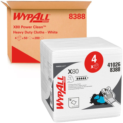 Krabice s nápisem "WypAll® X80 PowerClean - čtvrtinově složené / bílé - 4 sáčky x 50 listů | krabice (4 sáčky)" od Kimberly-Clark GmbH stojí za stoh čisticích utěrek s aplikačními symboly a grafiky pro průmyslové čištění na svém obalu.