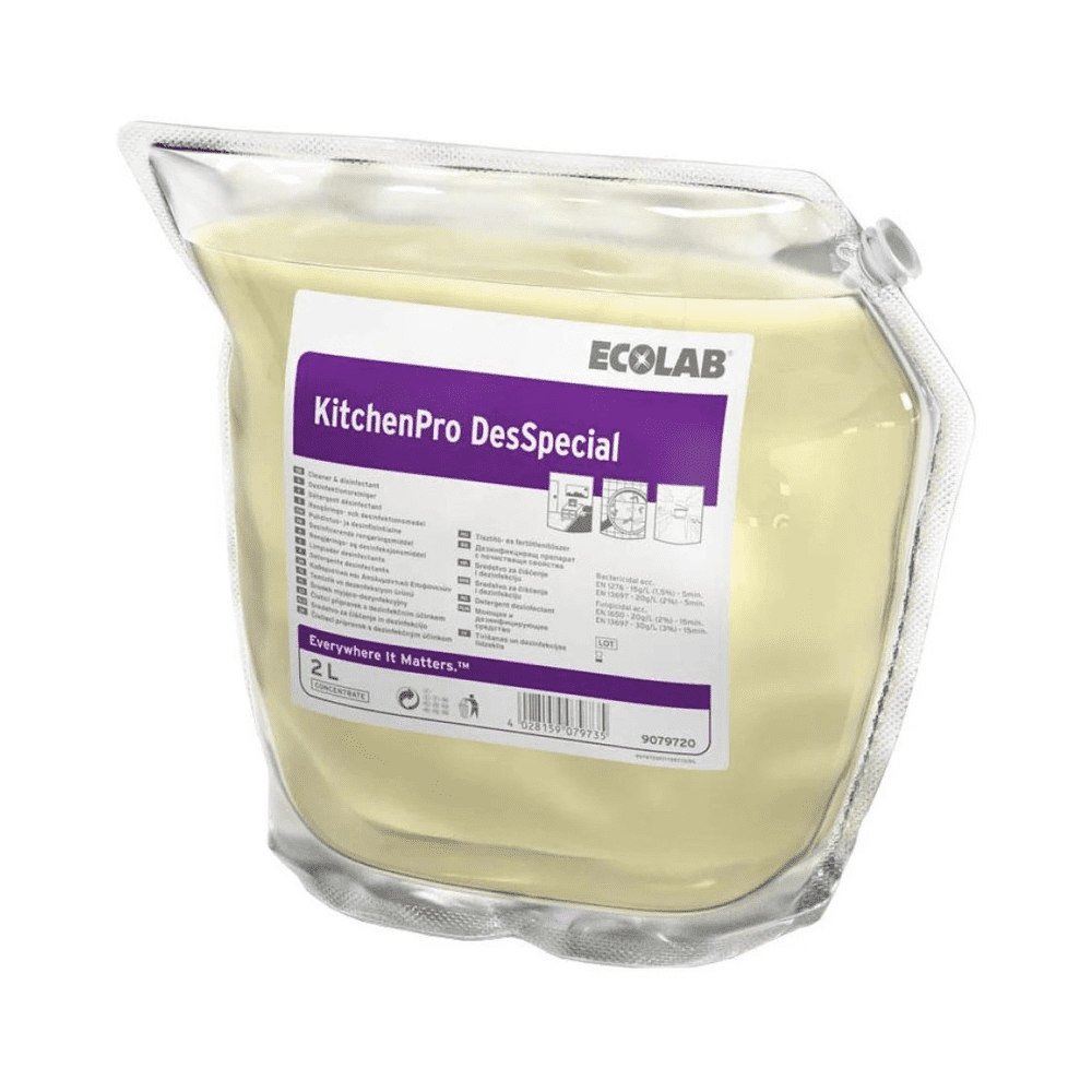 Ein durchsichtiger Plastikbeutel enthält Ecolab KitchenPro DesSpecial Desinfektionsreiniger, eine vielseitige Reinigungslösung für die Lebensmittelindustrie. Die Verpackung zeigt ein violett-weißes Etikett mit Produktdetails, hat ein Fassungsvermögen von 2 Litern und verfügt über einen Drehverschluss oben rechts.