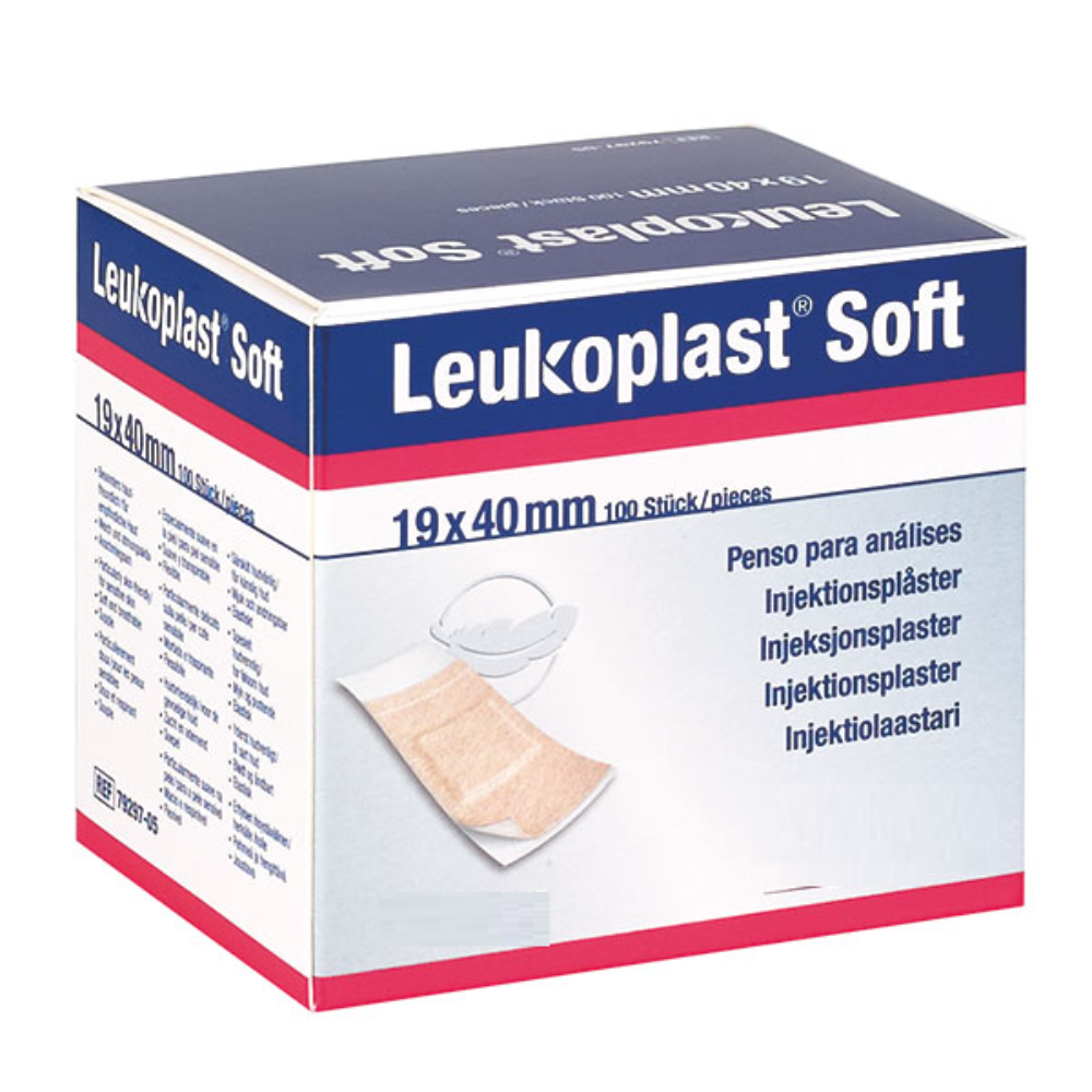 Balení náplastí Leukoplast Injektionspflaster Soft Strips, velikost 19 x 40 mm, obsahuje 100 náplastí. Tyto kožní a latexové injekční náplasti vyrábí společnost BSN Medical GmbH a mají vícejazyčné balení a obrázek náplasti.