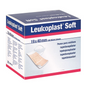 Balení náplastí Leukoplast Injektionspflaster Soft Strips, velikost 19 x 40 mm, obsahuje 100 náplastí. Tyto kožní a latexové injekční náplasti vyrábí společnost BSN Medical GmbH a mají vícejazyčné balení a obrázek náplasti.