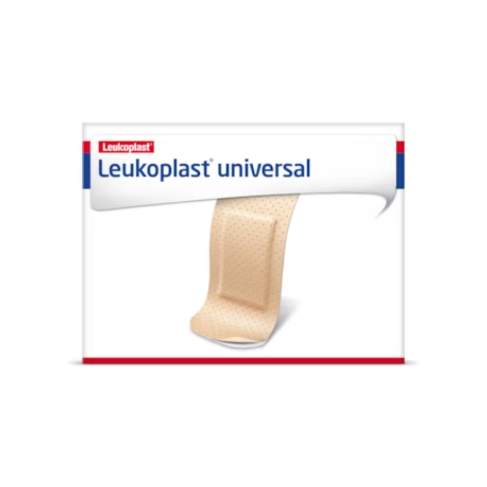 Na přední straně krabičky s náplastmi Leukoplast® Universal Strips od společnosti BSN Medical GmbH je zobrazen jeden béžový leukoplast. Design se skládá z bílého pozadí s červenými a modrými akcenty a názvem značky nahoře. Tyto leukoplasty jsou voděodolné a odpuzující nečistoty a poskytují spolehlivou ochranu.