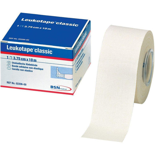 Jedna role pásky Leukotape Sport Tape Classic (3,75 cm × 10 m, bílá) od společnosti BSN Medical GmbH určená pro sportovní úrazy je částečně odvinutá; na obalu je uveden název produktu, rozměry a značka.