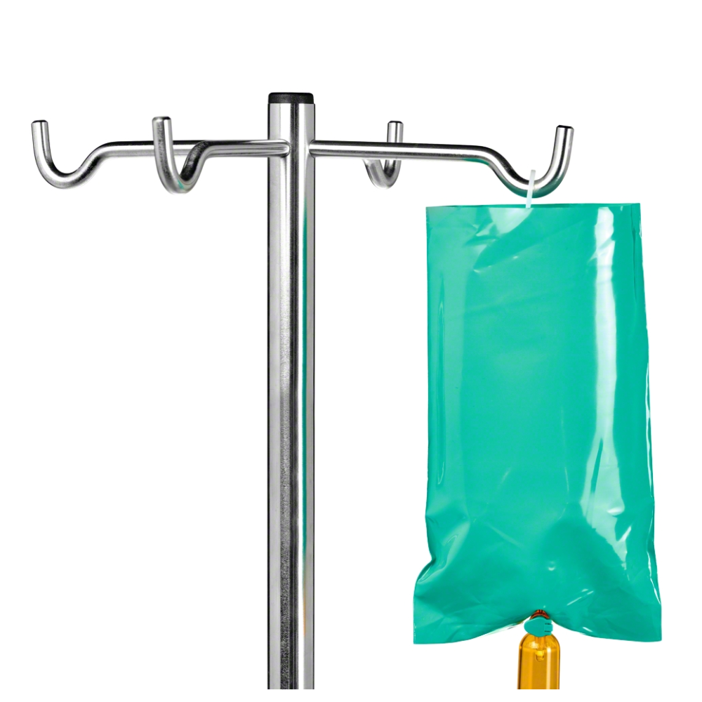 Zobrazen je infuzní stojan z kovu s několika háčky, z nichž jeden drží částečně viditelný B. Braun ochranný obal pro Ecoflac® plus Green Bag. Držák je jednoduše bílý, ideální pro lékařskou péči s citlivými roztoky na světlo.