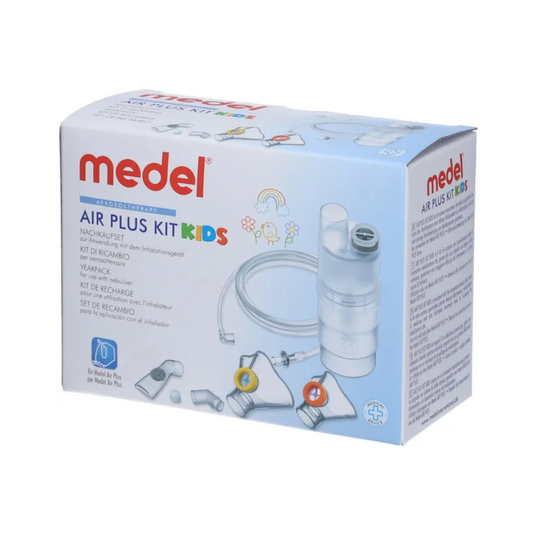 Krabice Medel® Air Plus Kids Yearpack pro inhalátor od Beurer GmbH, která obsahuje nebulizátor, nosní sprchu a příslušenství pro péči o dýchání u dětí. Bílá krabice má modrý a červený text, obrázky komponentů nebulizátoru a dětsky přívětivou grafiku duhy, mraků a slunce.