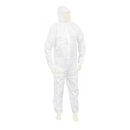 Osoba má na sobě bílý ochranný oblek Meditrade Suavel® Yeti s kapucí, který zcela zakrývá tělo, a stojí před bílým pozadím. Oblek působí lehce a je navržen s ohledem na bezpečnost.