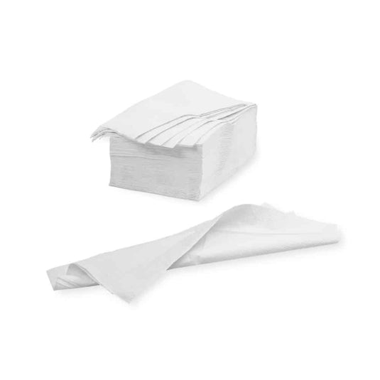 Na jednoduchém bílém pozadí je vidět hromádka složených bílých utěrek Meditrade – 39 x 30 cm | karton (20 balení) od společnosti Meditrade GmbH. Jedna utěrka je rozložená a leží před hromádkou, takže je vidět v plné velikosti a vyniká její vysoce kvalitní celulózové složení.