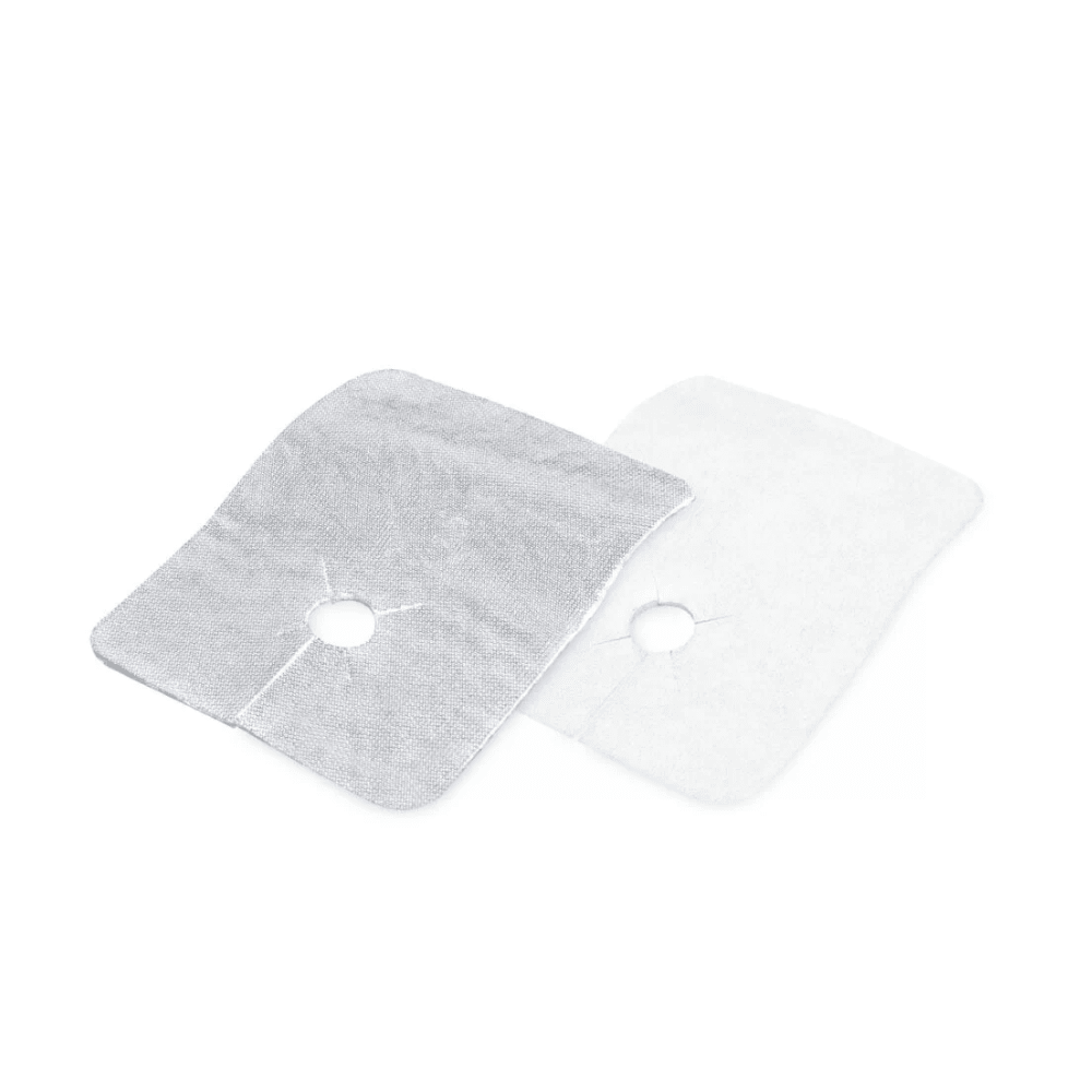 Dvě obdélníkové látkové komprese s centrálním otvorem, známé jako Meditrade ABE® Tracheal, štěrbinová komprese 8 x 10 cm | Balení (50 kusů) od Meditrade GmbH. Komprese vlevo je šedá a komprese vpravo je bílá, obě mají středem probíhající prošití a kovový povlak pro větší pohodlí.