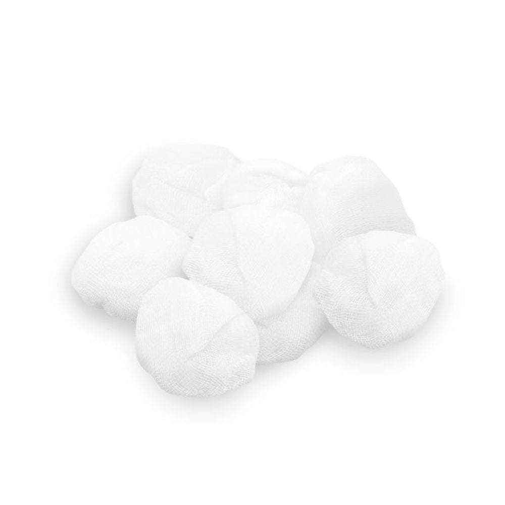 Ein Stapel runder, weißer Meditrade BeeSana® Mulltupfer ohne RöKo unsteril 10 x 10 cm (haselnussgroß), ideal zur Wundversorgung; Packung mit 500 Stück von Meditrade GmbH auf weißem Hintergrund.