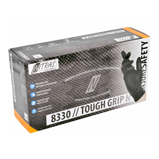 Krabička s nitrilovými ochrannými rukavicemi s nápisem „NITRAS TOUGH GRIP N“ od společnosti AS Arbeitsschutz GmbH. Balení obsahuje černé nitrilové rukavice s inovativním „šupinatým povrchem“ zajišťujícím lepší uchopení a je opatřeno symboly označujícími odolnost proti mechanickým a chemickým rizikům.
