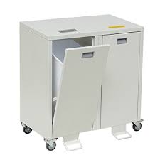 Novocal Wertstoffschrank Serie 3000 Dvojitý sběrač je bílý, pojízdný odpadkový kontejner z oceli se dvěma předními dveřmi (jedny z nich částečně otevřené) pro třídění odpadu, které jsou každé opatřeny rukojetí a malým obdélníkovým štítkem.