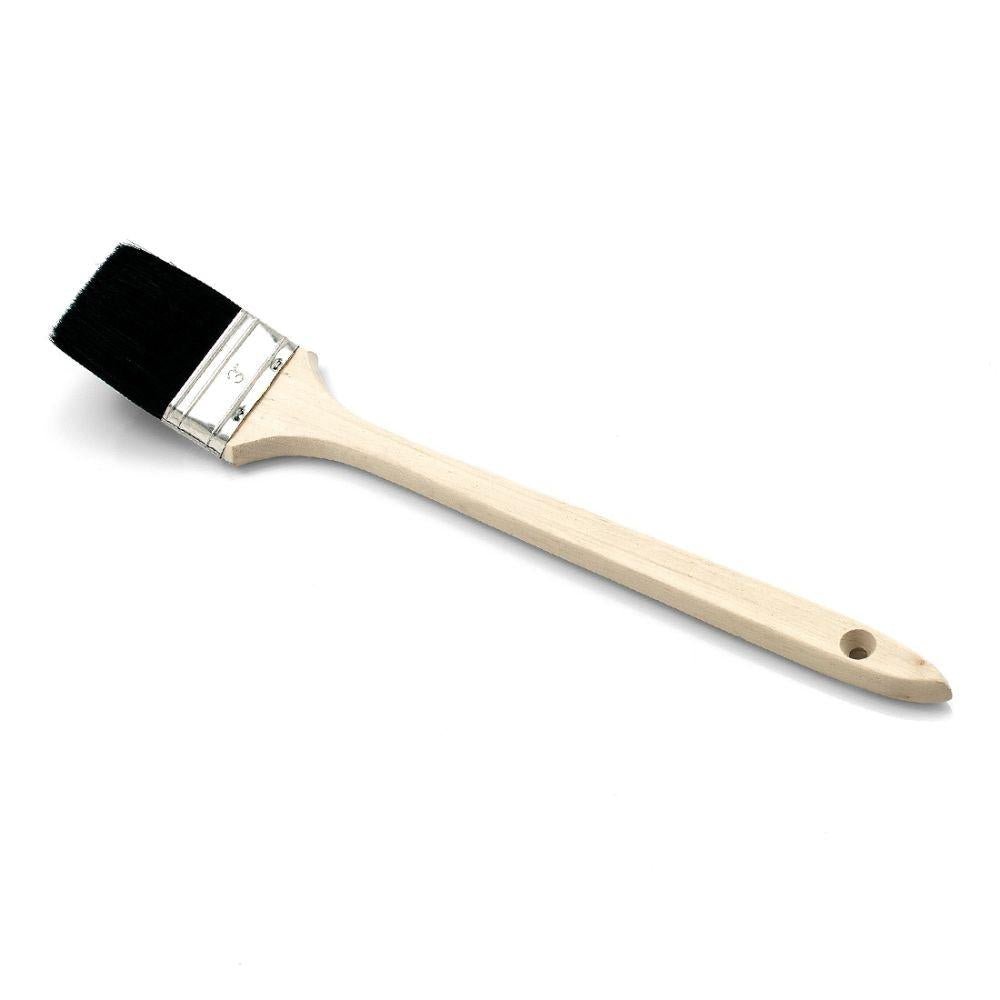 Nölle Profi Brush fasádní štětec má dlouhou dřevěnou rukojeť, černé přírodní štětiny, bílý plechový kovový držák a otvor na zavěšení, což zajišťuje profesionální kvalitu. Je izolován na bílém pozadí.