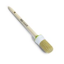 Der Nölle Profi Brush Handwerker-Ringpinsel von Nölle Profi Brush Bürsten- & Pinseltechnik e.K. Verfügt über eine beige Borstenmischung in einer weiß-grünen Kunststoffzwinge, mit einem Holzgriff inklusive praktischem Aufhängeloch.