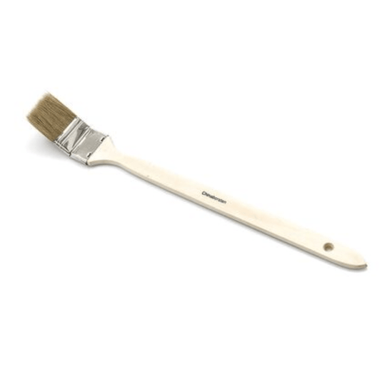 Průmyslový štětec na topení Nölle Profi Brush od společnosti Nölle Profi Brush Bürsten- & Pinseltechnik e.K. má béžovou dřevěnou rukojeť, hnědé štětiny, ergonomický design s otvorem pro zavěšení a stříbrnou kovovou objímku, která zajišťuje světlou směs štětin.
