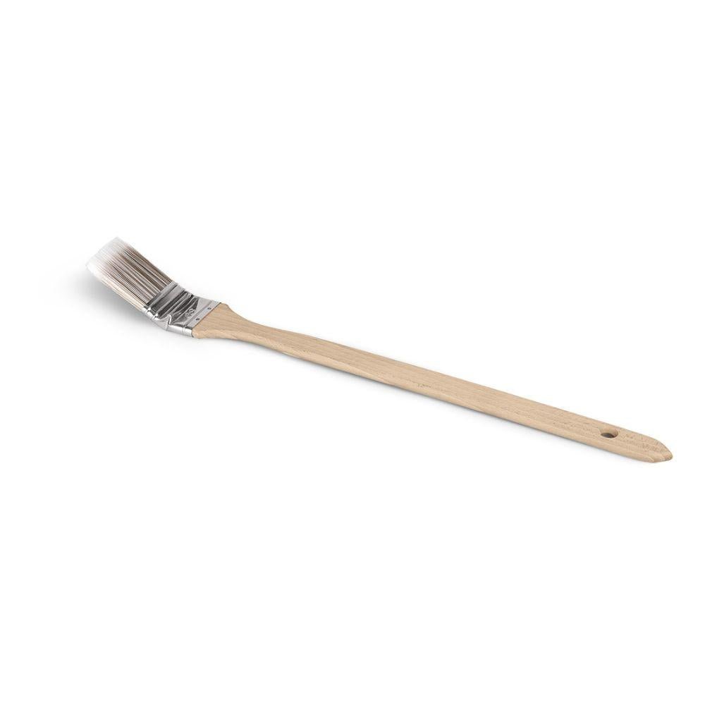 Štětec Nölle Profi Brush Prestige na radiátory od společnosti Nölle Profi Brush Bürsten- & Pinseltechnik e.K. má dlouhou dřevěnou rukojeť a vysoce kvalitní, zkosené syntetické štětiny. Nerezová objímka zajišťuje štětiny a rukojeť má praktický otvor pro zavěšení – ideální pro přesné malířské práce.