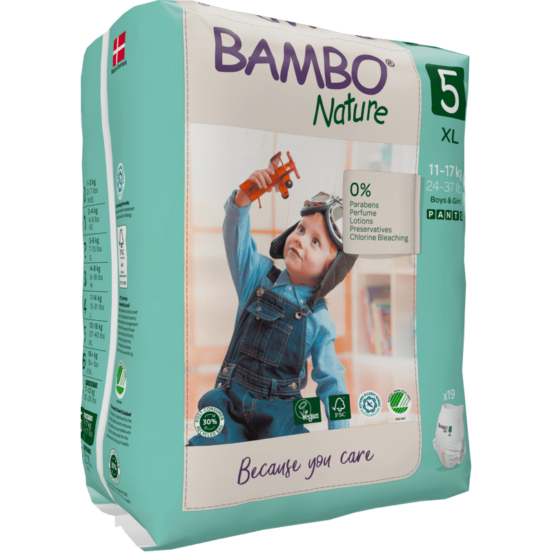 Balení Bambo Nature Pants od společnosti Abena Re-Seller GmbH, velikost 5 XL (11-17 kg), zobrazuje dítě v lacláčích s hračkovým letadlem. Ekologické balení zdůrazňuje k pokožce šetrné a ekologické vlastnosti.