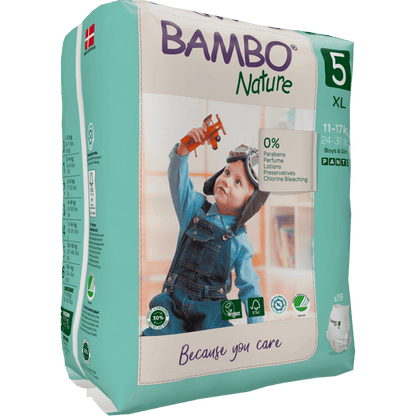 Balení Bambo Nature Pants od společnosti Abena Re-Seller GmbH, velikost 5 XL (11-17 kg), zobrazuje dítě v lacláčích s hračkovým letadlem. Ekologické balení zdůrazňuje k pokožce šetrné a ekologické vlastnosti.