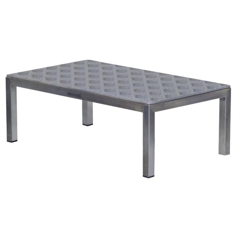 Novocal OP-Tritt 1 je obdélníkový kovový stůl (600 x 350 x 250 mm) s texturovanou mřížkovou deskou a čtyřmi rovnými nohami, označený "Novocal" - ideální jako lékařská stupátka na operační sál. Balení: 1 kus.