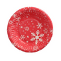 Papírový talíř „Winter Time“ společnosti PAPSTAR GmbH s průměrem 19 cm a výškou 3 cm zobrazuje červené motivy zdobené různě velkými bílými sněhovými vločkami – ideální volba pro zimní oslavy. Jemně řasené okraje dodávají strukturovaný vzhled a zároveň jsou jako FSC certifikovaný produkt udržitelné. Dostupné v baleních po 50 kusech.