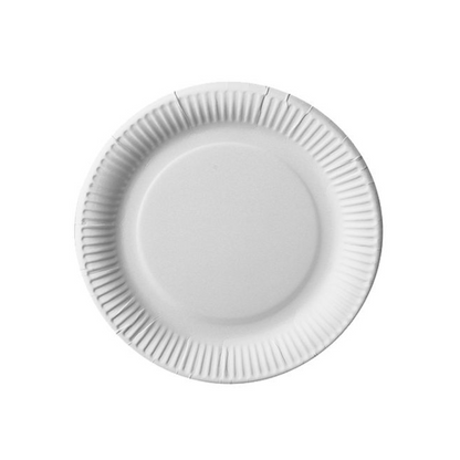 Na bílém pozadí se představuje jednoduchý, lehce vroubkovaný, kulatý, bílý PAPSTAR kartonový talíř z FSC-certifikovaného materiálu.