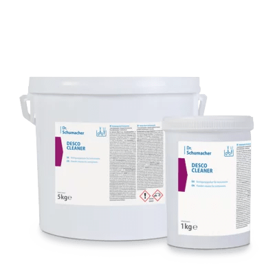 Zobrazeny jsou dvě bílé nádoby Dr. Schumacher DESCO CLEANER od Dr. Schumacher GmbH: jedno 5 kg vědro a jeden 1 kg kelímek, oba s bílým víkem a modro-fialovými etiketami s nápisem "Čistič pro všechny povrchy" pro bezšmouhový výsledek.