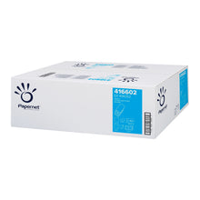 Ein großer weißer Karton mit dem Logo der Sofidel Germany GmbH und der Produktnummer 416602 dient zum Transport von Papernet Papierhandtüchern. Der Karton enthält Abbildungen mit detaillierten Produktinformationen, die die Wirksamkeit des Produkts beim effizienten Händetrocknen unter Berücksichtigung der Umweltauswirkungen hervorheben.