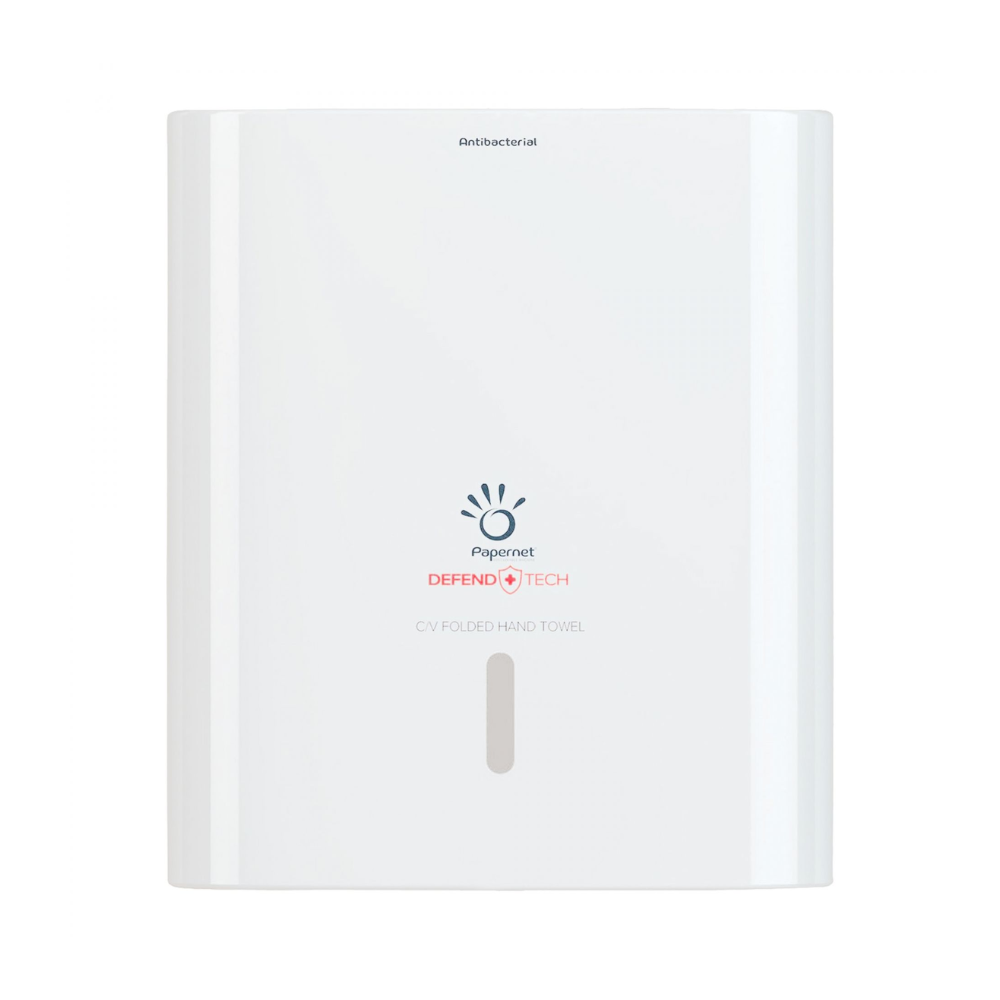 Bílý, na stěnu připevněný Papernet antibakteriální dávkovač pro C/V-skládané ručníky s logem Sofidel Germany GmbH Defend Tech Technologie s nápisy „antibakteriální dávkovač“ a „CV Folded Hand Towel“. Na přední straně je viditelný úzký vertikální otvor.