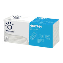 Vystavena je krabička Papernet 400741 C-Falz skládacích ručníků od společnosti Sofidel Germany GmbH s modro-bílým designem a symbolem ruky. Tyto 2vrstvé ručníky jsou vyrobeny z čerstvé celulózy, přičemž každý z 144 listů měří 23 x 32 cm.