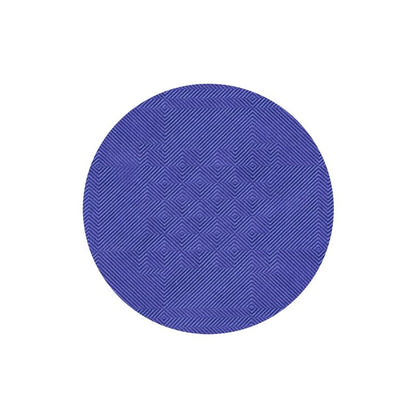 Článek se svou strukturovanou povrchovou úpravou s geometrickými vzory připomíná elegantní stolní dekoraci, podobně jako papírový ubrus s damaskovým ražením od PAPSTAR GmbH.