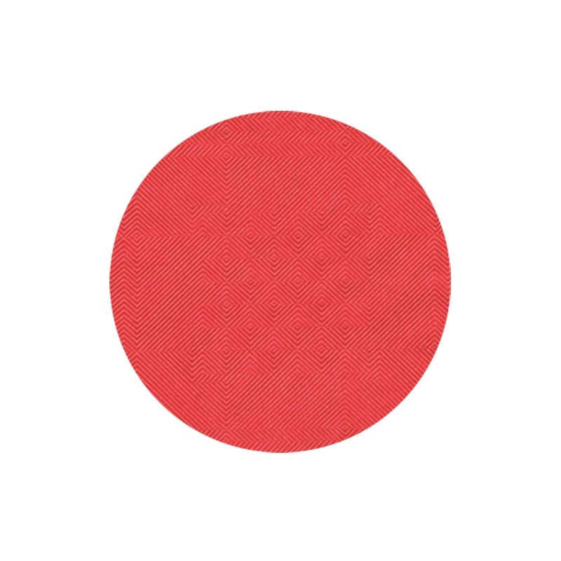 Před bílým pozadím se prezentuje PAPSTAR papírový ubrus s damaškovým vzorem od PAPSTAR GmbH s červeným, kulatým diskem se strukturovaným povrchem a damaškovým vzorováním, ideální pro zdokonalení vaší stolní dekorace.