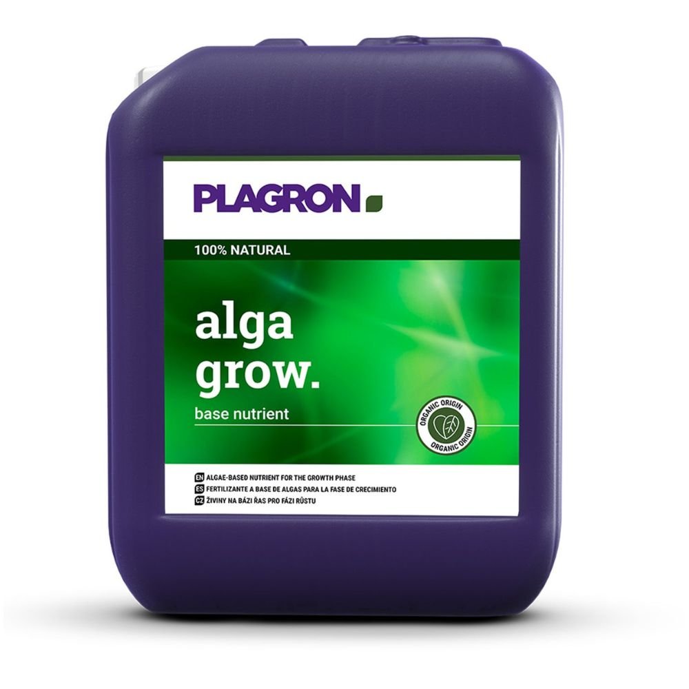Velký fialový džbán s nápisem „Plagron Alga Grow Přírodní růstové hnojivo“ od Bertels B.V. má zelené pozadí s textem v angličtině a španělštině. Tato čtvercová nádoba s horním držadlem je ideální přírodní růstové hnojivo pro vaši zahradu.