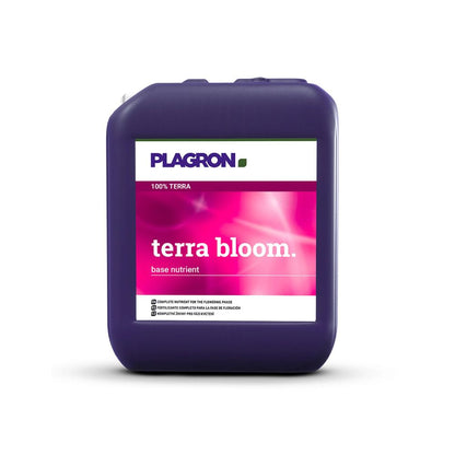 Tmavě fialový kontejner „Plagron Terra Bloom“ od Bertels B.V. má růžovou grafiku a je označen jako základní živina pro kvetení. Má horní rukojeť a výlevku pro snadné vylévání, což zajišťuje optimální růst rostlin.