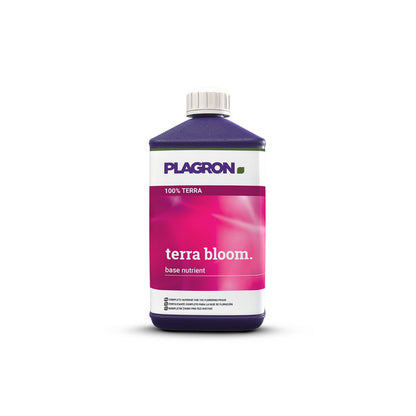 Plagron Terra Bloom, prémiové hnojivo pro kvetení od Bertels B.V., je prezentováno v tmavé lahvi s bílým uzávěrem a růžovou etiketou s názvem produktu a logem značky. „100% Terra“ je napsáno bílým písmem na fialovém pozadí pro optimální kvetení.